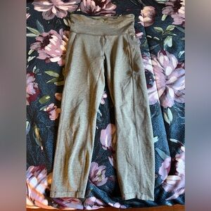 Bally Total Fitness small grey active leggings with one pocket